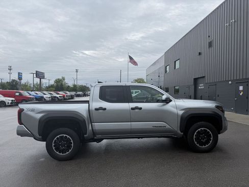 Used 2025 Toyota Tacoma TRD Off-Road AWD/4WD image 2