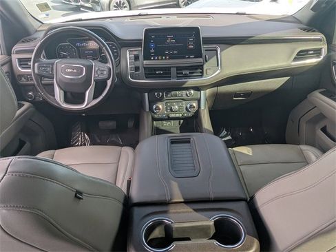 Used 2021 GMC Yukon SLT w/ SLT Premium Package image 16