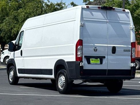 Used 2024 RAM ProMaster 2500 w/ Convenience Group FWD image 3