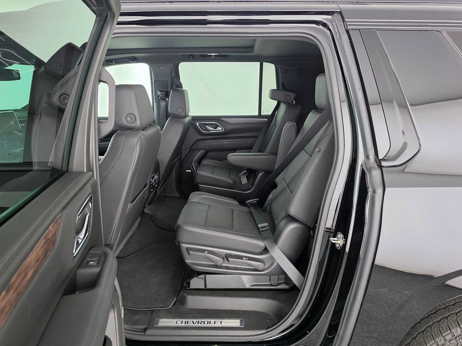 Used 2023 Chevrolet Suburban Z71 w/ Luxury Package AWD/4WD image 18