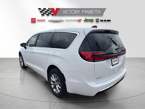 New 2026 Chrysler Pacifica Select image 3