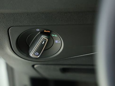 Used 2024 Volkswagen Tiguan SE image 25