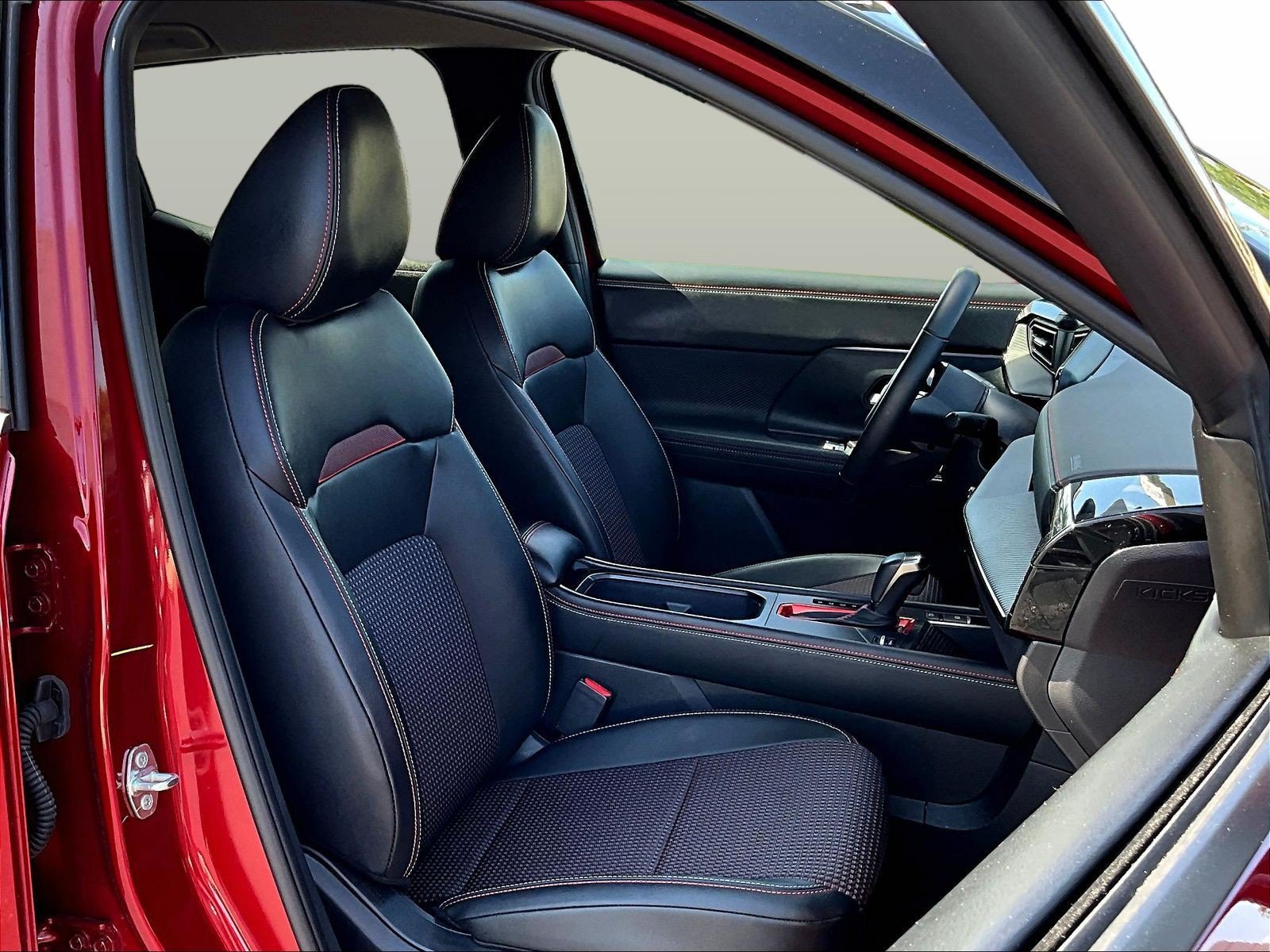 Certified 2025 Nissan Kicks SR FWD image 31