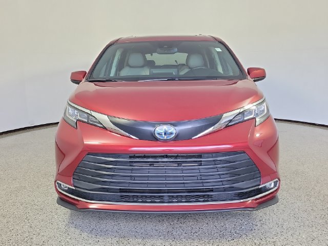 Used 2021 Toyota Sienna XLE FWD image 3