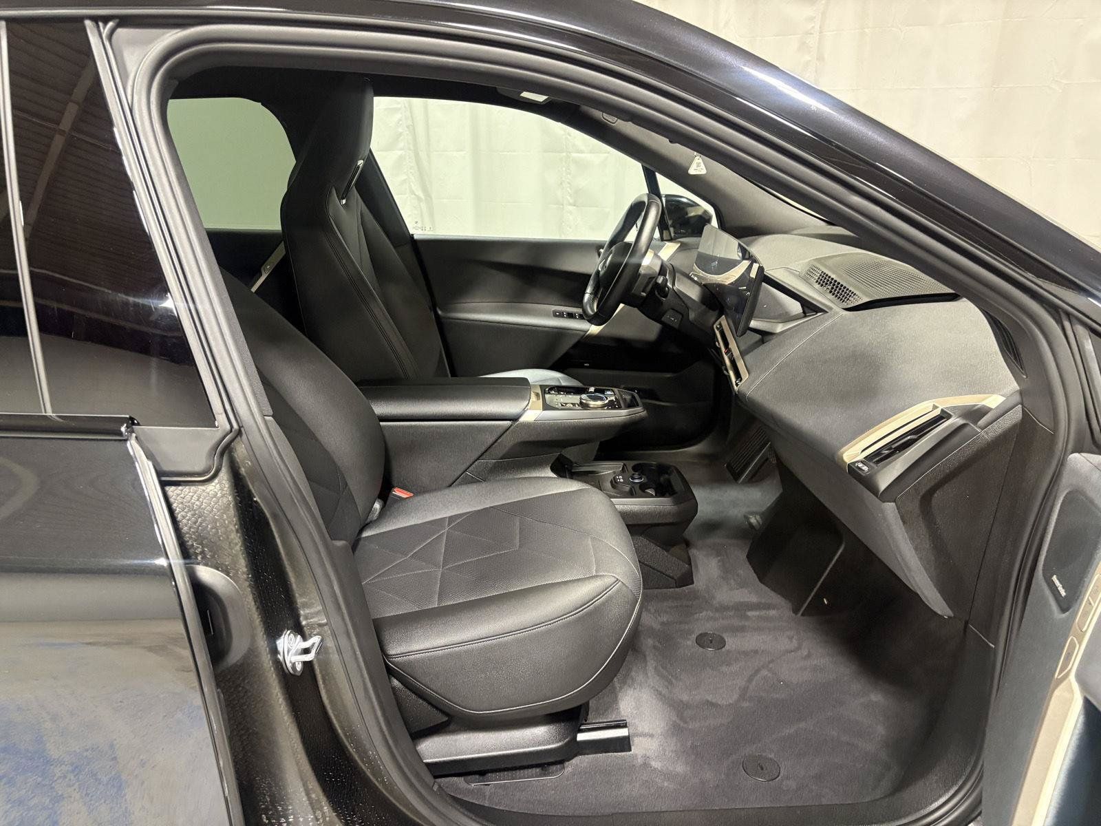 Used 2023 BMW iX xDrive50 w/ Sport Package AWD/4WD image 7