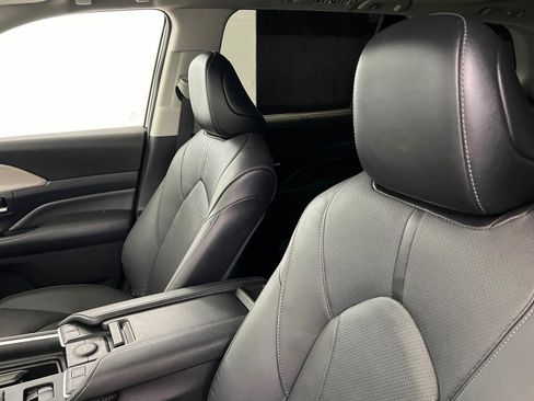 Used 2024 Toyota Grand Highlander Limited AWD/4WD image 17