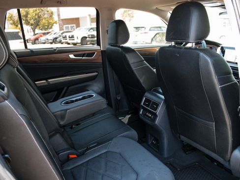 Used 2025 Volkswagen Atlas SE AWD/4WD image 28