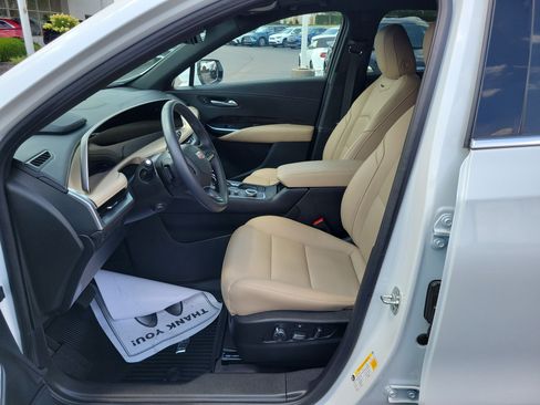 Used 2025 Cadillac XT4 Premium Luxury w/ Technology Package AWD/4WD image 15