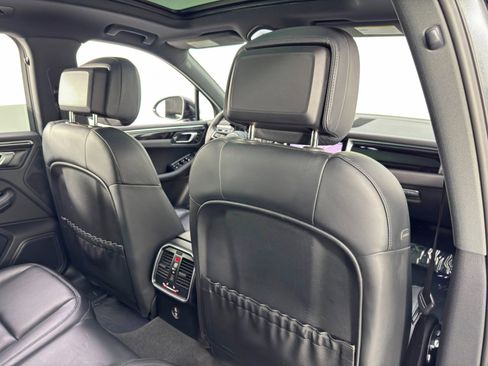 Used 2023 Porsche Macan w/ Premium Plus Package image 35