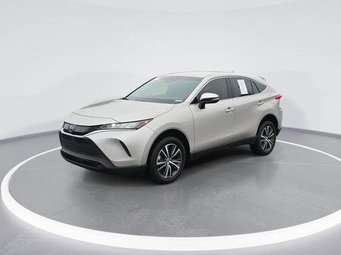 Used 2022 Toyota Venza LE image 7