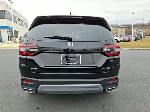 Certified 2025 Honda Pilot Touring image 5