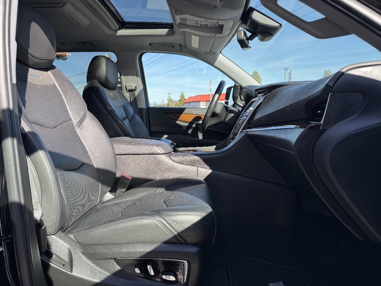 Used 2020 Cadillac Escalade Premium Luxury AWD/4WD image 16