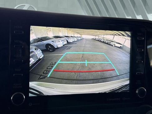 Used 2020 Toyota Highlander XLE image 16