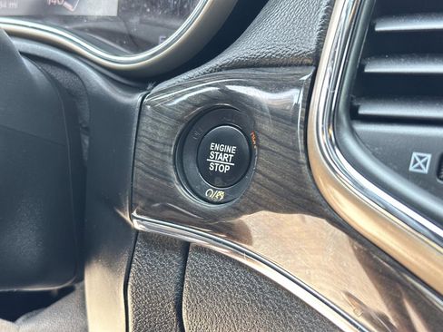 Used 2017 Jeep Grand Cherokee Overland w/ Jeep Active Safety Group image 29