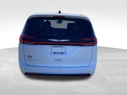 Used 2024 Chrysler Pacifica Touring-L FWD image 4