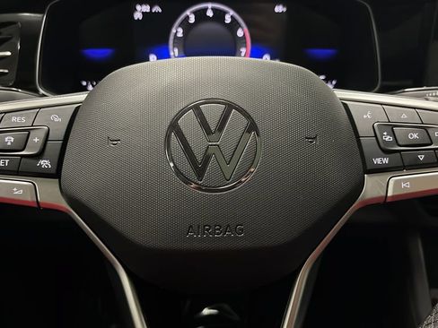 Used 2025 Volkswagen Jetta SE w/ Sunroof Package FWD image 16