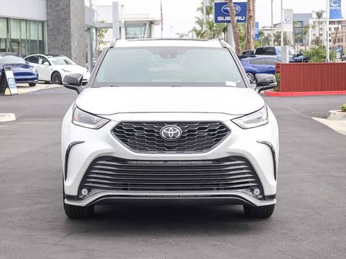 Used 2022 Toyota Highlander XSE FWD image 2
