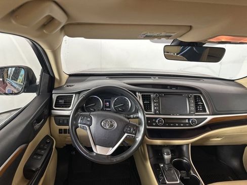 Used 2017 Toyota Highlander Limited image 22