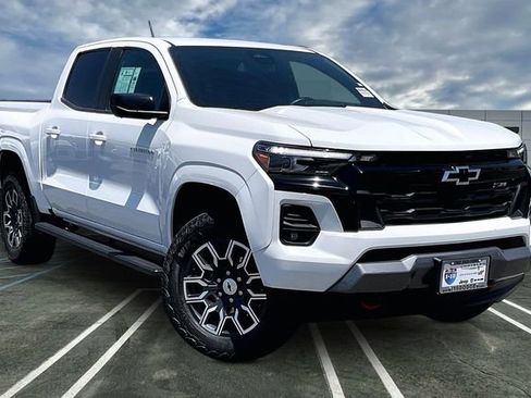 Used 2024 Chevrolet Colorado Z71 w/ Z71 Convenience Package 2 AWD/4WD image 12