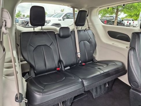 Used 2022 Chrysler Pacifica Touring-L FWD image 34