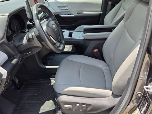 Used 2025 Toyota Sienna XLE FWD image 4