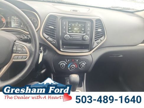 Used 2017 Jeep Cherokee Sport FWD image 21