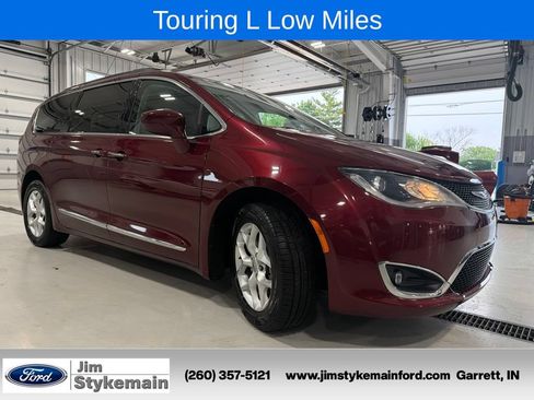 Used 2017 Chrysler Pacifica Touring-L w/ Tire & Wheel Group FWD image 14