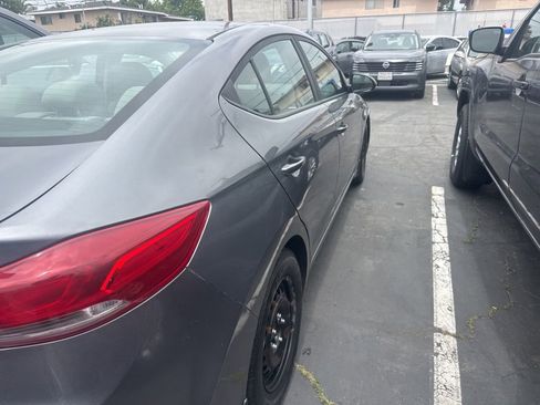 Used 2018 Hyundai Elantra SE FWD image 5