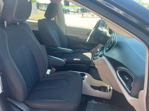 Used 2024 Chrysler Voyager LX FWD image 8