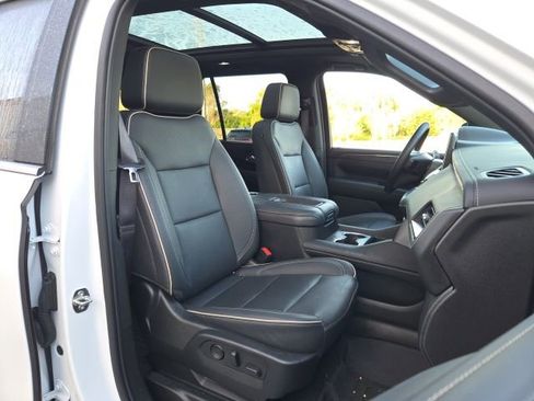 Used 2023 GMC Yukon SLT w/ SLT Premium Package image 13