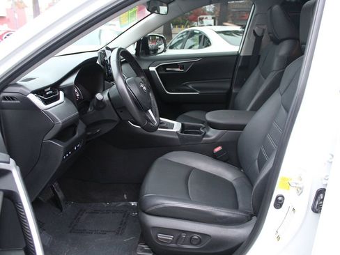 Used 2020 Toyota RAV4 XLE Premium image 20