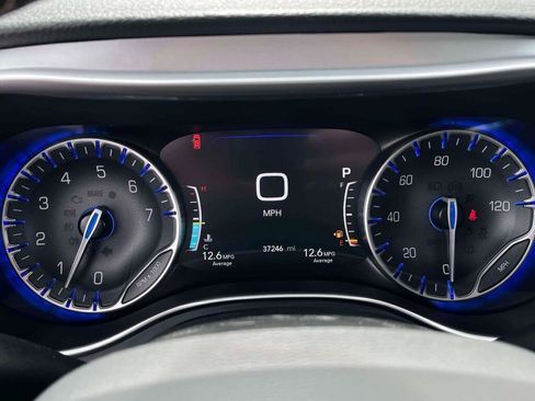 Used 2025 Chrysler Pacifica Limited FWD image 3