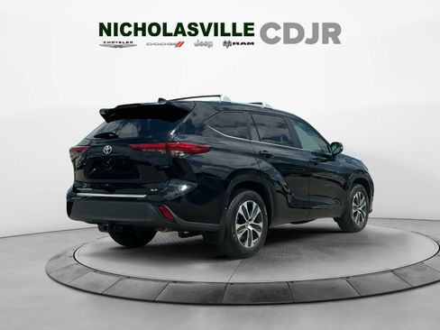 Used 2023 Toyota Highlander XLE FWD image 5