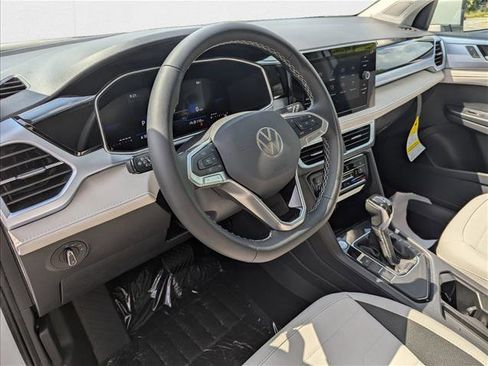 New 2025 Volkswagen Taos SE image 3