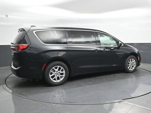 Used 2023 Chrysler Pacifica Touring-L FWD image 2