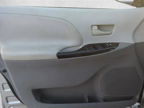 Used 2011 Toyota Sienna LE image 9