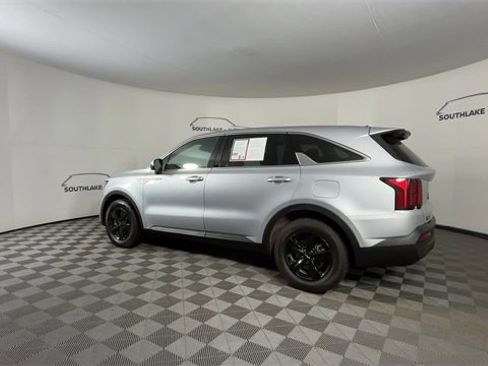 Used 2022 Kia Sorento LX image 6