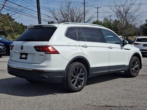 Used 2022 Volkswagen Tiguan SE w/ Panoramic Sunroof Package image 9