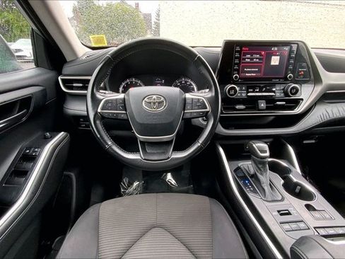 Used 2022 Toyota Highlander LE AWD/4WD image 4