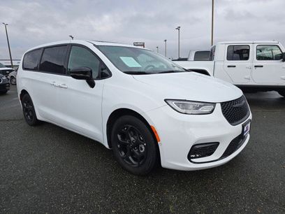 Used 2023 Chrysler Pacifica Limited w/ Uconnect Theater Family Group