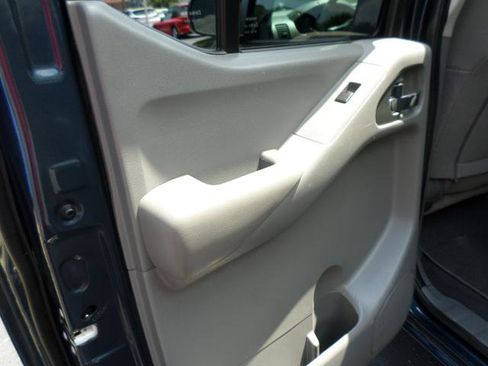 Used 2020 Nissan Frontier SV image 32