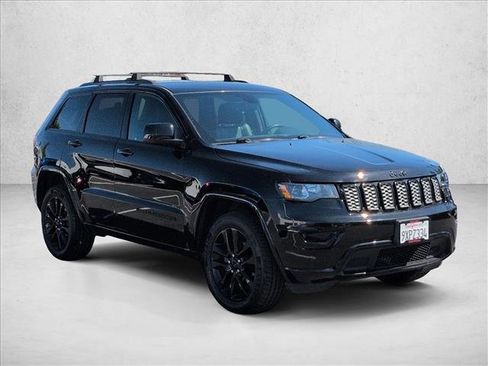 Used 2018 Jeep Grand Cherokee Altitude image 3