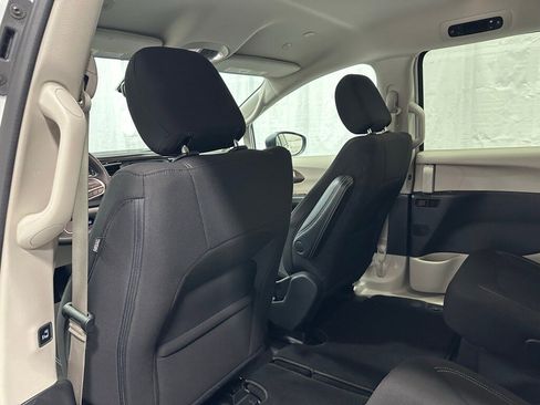 Used 2023 Chrysler Voyager LX image 49
