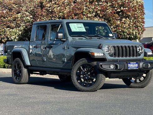 New 2025 Jeep Gladiator Nighthawk image 2