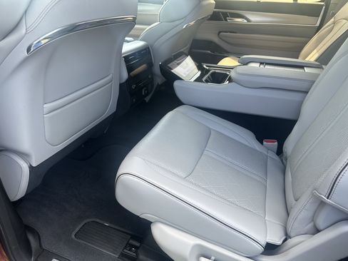 Used 2023 Jeep Grand Wagoneer Series II w/ Premium Group II AWD/4WD image 20