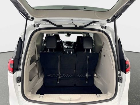 Used 2023 Chrysler Pacifica Touring-L FWD image 17
