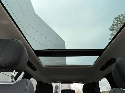 New 2025 Land Rover Range Rover SE image 10