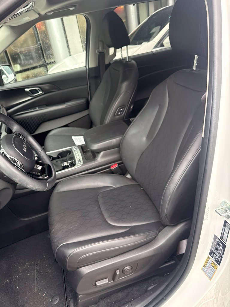 Used 2025 Kia Carnival SX w/ SX Dark Edition Package FWD image 3