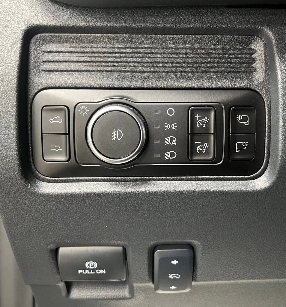 Used 2025 Ford F450 Platinum w/ FX4 Off-Road Package AWD/4WD image 33