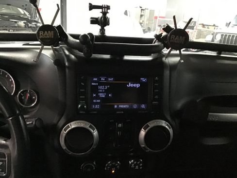 Used 2018 Jeep Wrangler Unlimited Rubicon w/ Connectivity Group AWD/4WD image 16